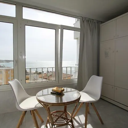 Lägenhet Cozy Studio On The Beach